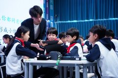 演讲还呈现了AI正在讲堂讲授、学情诊断等方面的